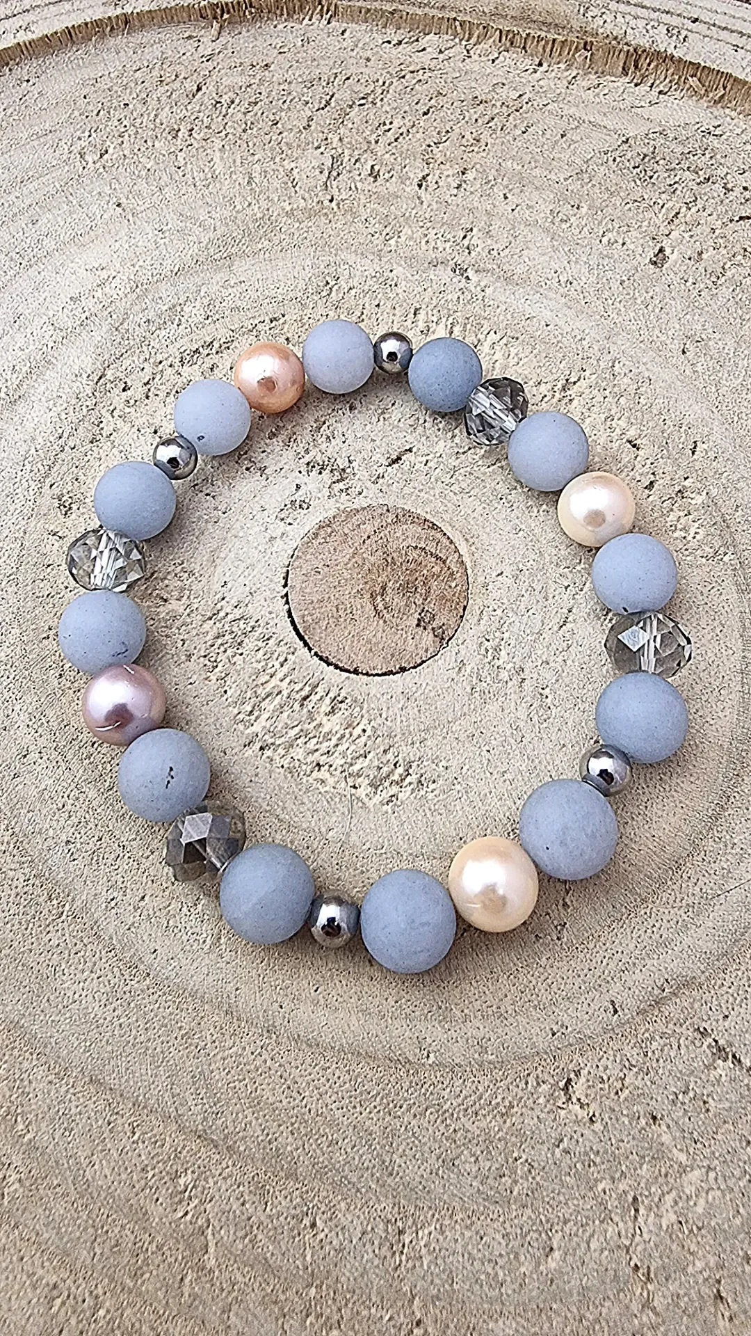 [B10019] 🩶 Bransoletka z jadeitem, perełkami seashell i kryształkami – szarość & srebro